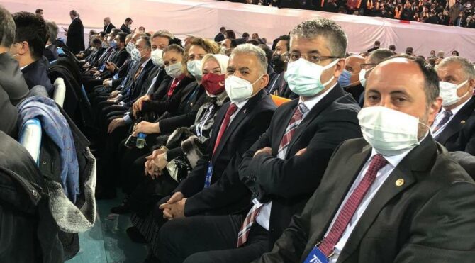 Koronavirüse karşı vatandaşları uyaran AKP’li başkan kongrede!
