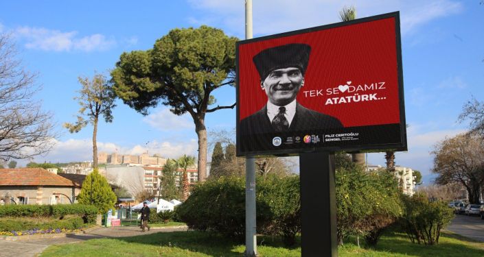 ‘Love Erdoğan’ pankartlarını kaldıran Belediye, ilçeyi ‘Tek Sevdamız Atatürk’ afişleriyle donattı