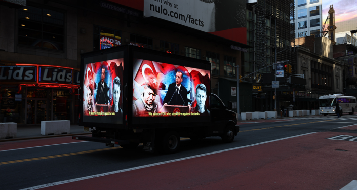 New York'taki 'Stop Erdogan' reklamına karşılık Times Meydanı'nda 15 Temmuz'u anlatan dijital ekranlı kamyonet dolaştırıldı