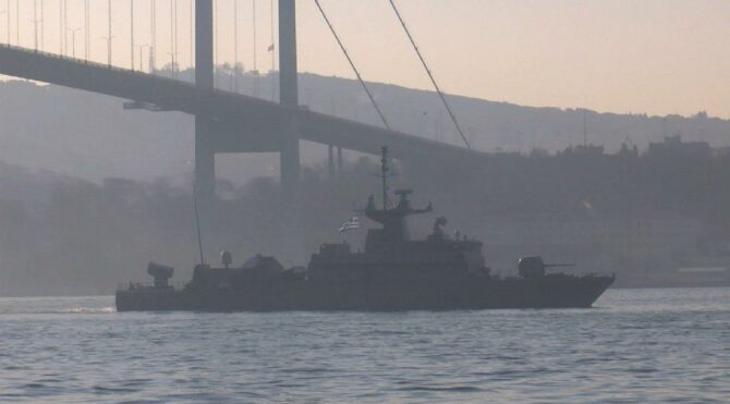 Yunan savaş gemisi ‘Krystallides’ İstanbul Boğazı’ndan geçti