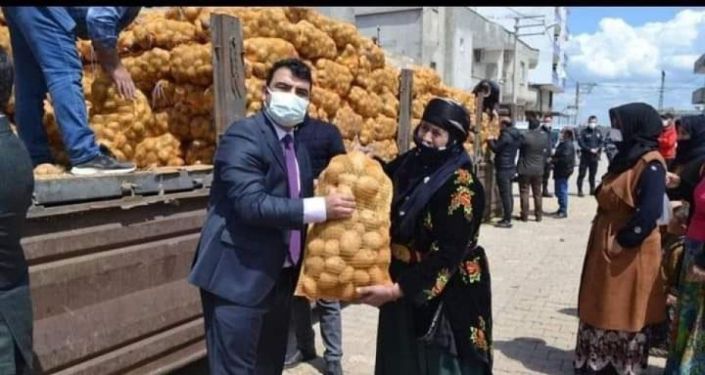 AKP'li Şamil Tayyar'dan patates çuvalıyla poz veren Kaymakam'a: Bir hadsiz, insani tavrı şovuna malzeme yapıyor