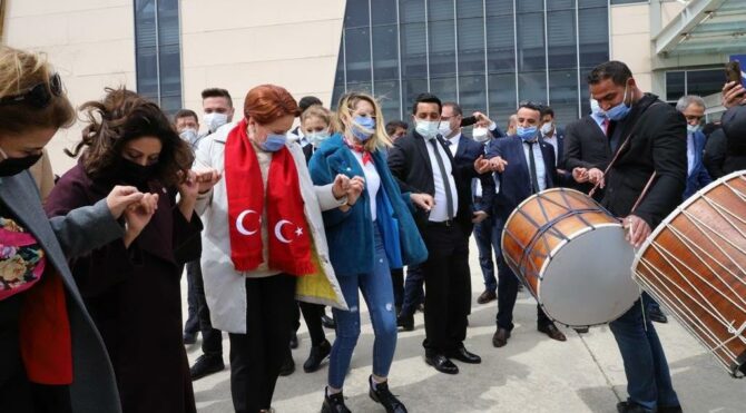 Akşener, Yüksekova’da vatandaşlarla halay çekti