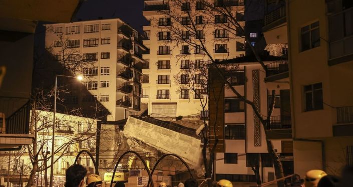 Ankara'da, temeli kayan apartman korku yarattı:15 bina tahliye edildi