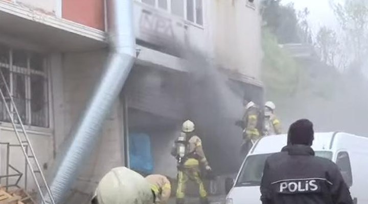 Arnavutköy merkezde bulunan bir hırdavat deposunda çıkan yangında 4 kişi yaşamını yitirdi