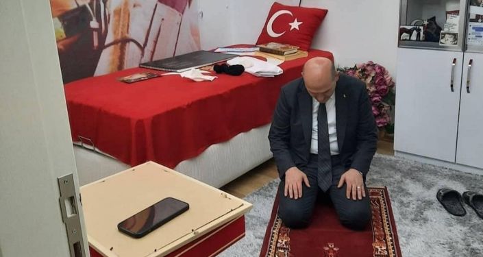 Bakan Soylu, şehidin seccadesinde namaz kıldı