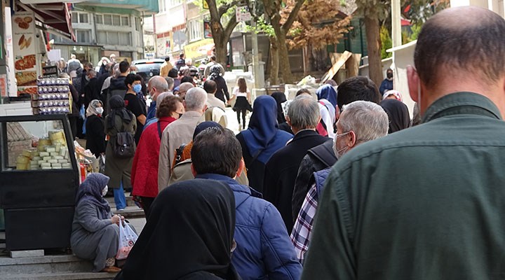 Bursa'da 'ucuz et' alabilmek için vatandaşlar kuyruk oluşturdu
