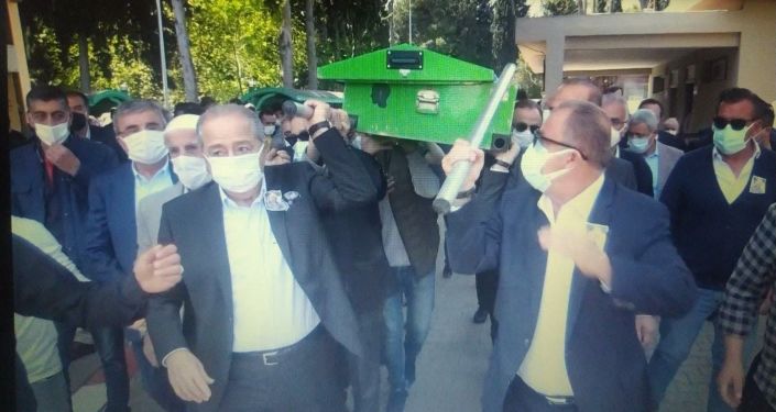 Cenaze taşıma esnasında tabutun direği Fatih Terim'in elinde kaldı