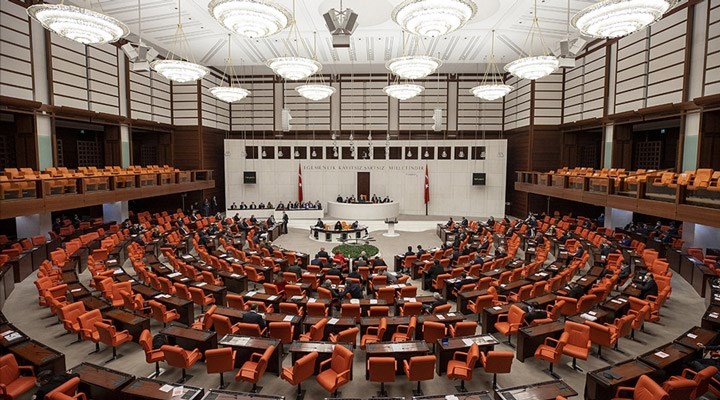 CHP'nin emeklilere bayram ikramiyesi teklifi AKP ve MHP oylarıyla reddedildi