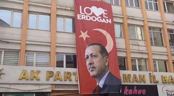 CHP’nin şikayeti üzerine ‘Love Erdoğan’ afişi de indirildi