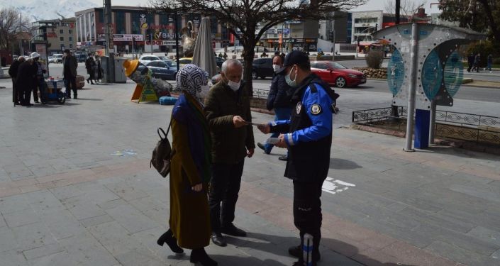 Erzincan polisi, vatandaşlara 'koronavirüs broşürü' dağıttı