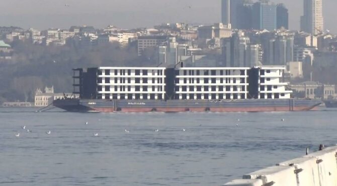 İstanbul Boğazı’ndan 4 karlı büyük ‘apartman’ geçti