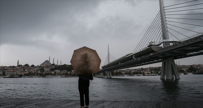 İstanbul güne sağnak yağışlı ve soğuk havayla başladı