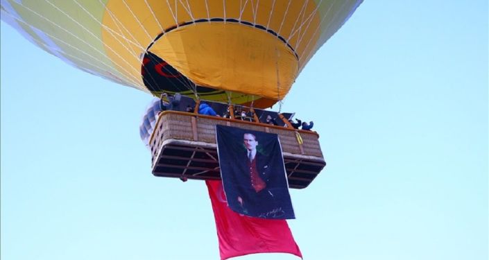 Kapadokya'da 23 Nisan şenliği: Balonlar Türk bayrakları ve Atatürk posteri ile uçtu