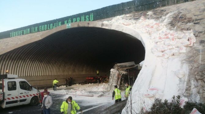 Kuzey Marmara Otoyolu’nda kireç yüklü TIR köprüye çarptı…