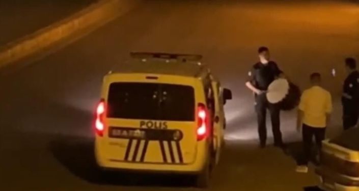 Polis, karşılaştığı ramazan davulcusunun davulunu alıp çalmaya başladı
