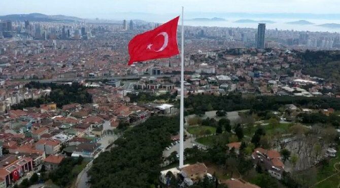 Türkiye’nin 111 metre direk uzunluğuna sahip en büyük bayrağı göndere çekildi