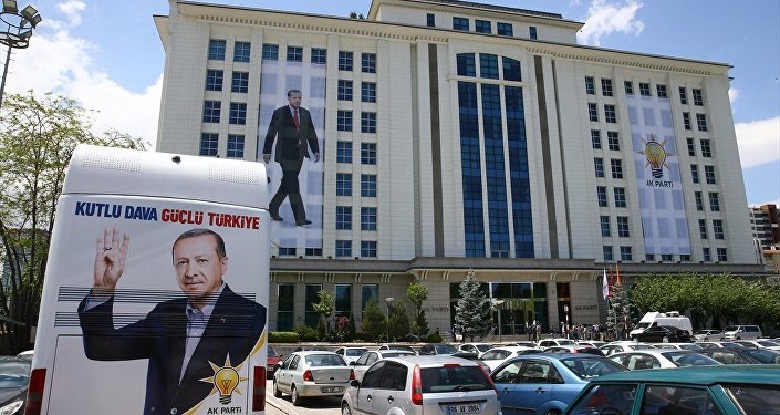 Yeni Şafak yazarı: 'AK Parti emekli amirallerin rütbesini mahkeme olmadan sökmeyi araştırıyor'