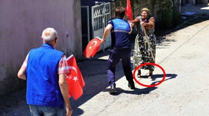 90 yaşındaki kadın 19 Mayıs Marşı’nı duydu yalın ayak sokağa fırladı