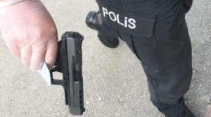 Adana'da öğretmen husumetli olduğu komşusunu bacağından vurdu