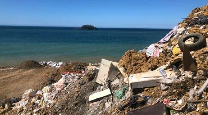AKP’li Giresun belediyesi denizi moloz ve çöp'le doldurdu