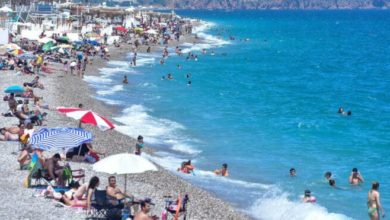 Antalya'da vaka sayısı düştü, plajlar doldu