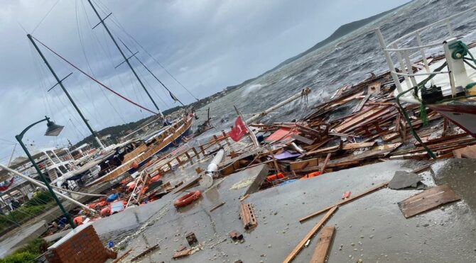 Ayvalık’ta fırtına nedeniyle onlarca tekne battı, bir kişi denize düştü