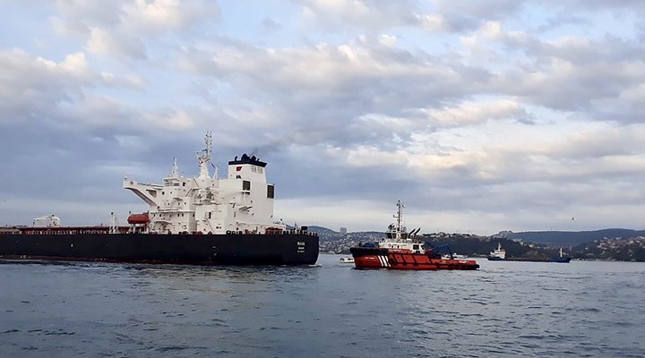 Boğaz'da makine arızası nedeniyle sürüklenen tanker kıyıya 300 metre kala durduruldu