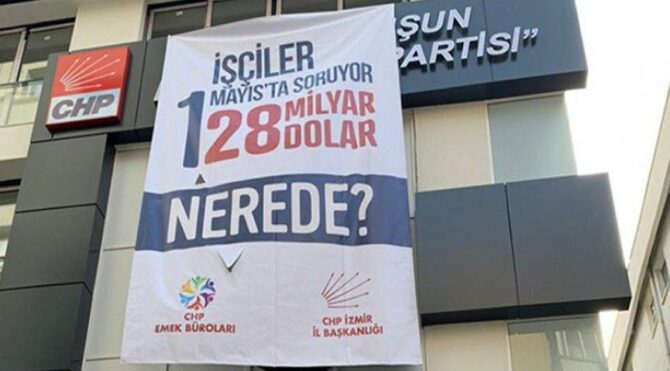 CHP İzmir İl Başkanlığı'nın işçiler adına sorduğu 128 milyar dolar afişini polis kaldırdı