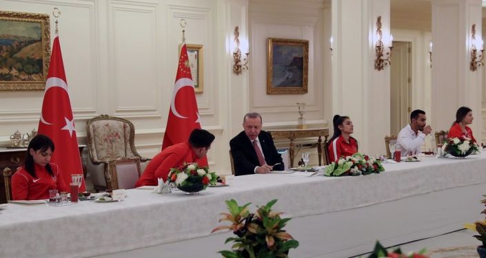 Cumhurbaşkanı Erdoğan, iftar'ı milli sporcularla yaptı