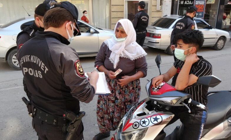 Polis, kadın hakkında tutanak tutarak ceza uygulayıp, elektrikli bisikletiyle gelen torununu eve geri gönderdi.