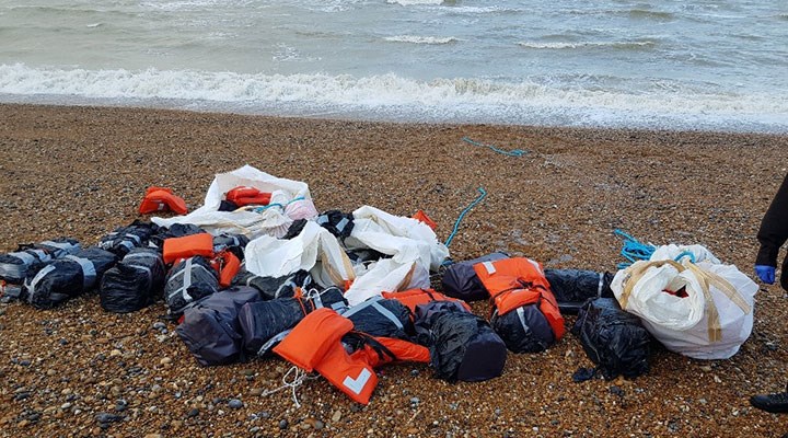 İngiltere'de can yeleklerine bağlı 960 kilo kokain sahile vurdu.