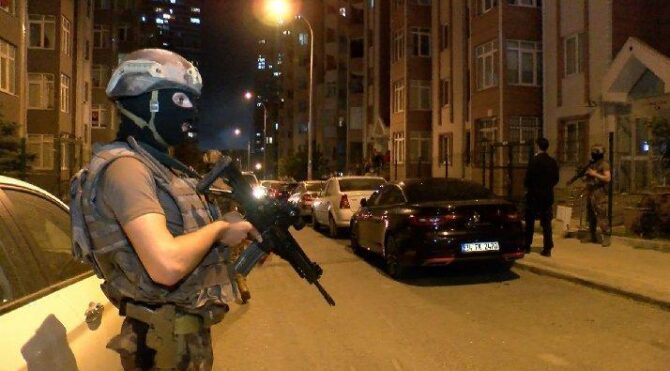 İstanbul’da geç saatlerde rehine krizi: İmdat çığlığını duyan polisi aradı