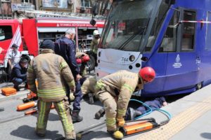 İstanbul’da karşıya geçmeye çalışan şahıs tramvayın altında kaldı