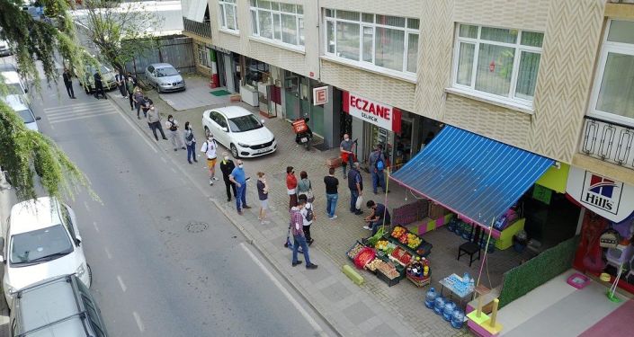 İstanbul'da nöbetçi eczanelerin önünde uzun kuyruklar oluştu