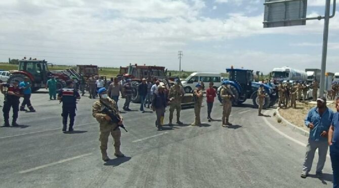 Konya'lı çiftçiler traktörleriyle yol kesti: Aç kaldık
