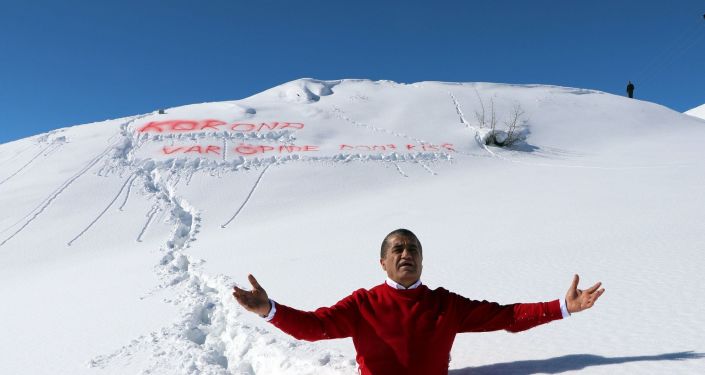 'Korona var öpme' klibi çeken türkücü Aydın Aydın, Korona'ya yakalandı