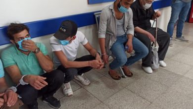 Mülteciler sağlık kontrolünde birbirlerine kelepçeyle bağlandı