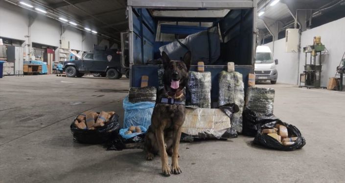 Narkotik köpeği 'Rexo' sayesinde Van'da 216 kilo eroin ele geçirildi