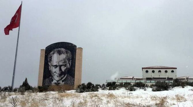 ‘Rüzgardan zarar gördü’ denilerek kaldırılan Atatürk anıtı hâlâ yerine konmadı