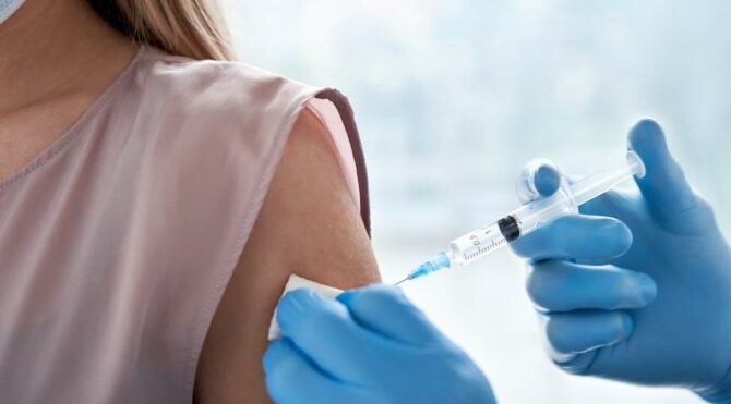 Sağlıkçılar sosyal medyadan ‘COVID-19 aşıları nerede?’ diye sordu