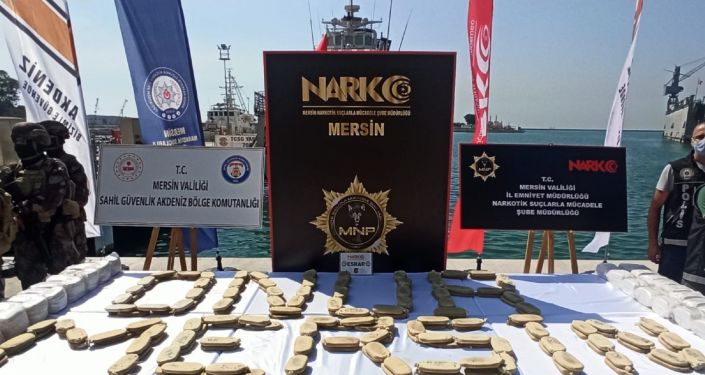 Suriye açıklarında operasyonla ele geçirilen 1.5 ton esrar, Mersin'e getirildi