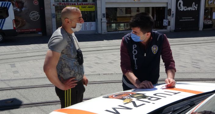 Taksim'de turistlere denetim: Oturma izni olanlara cezai işlem