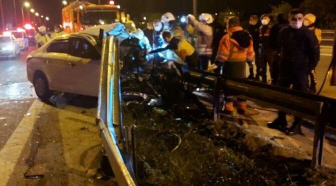 TEM’de bir otomobil bariyerlere saplandı, aracın motoru yerinden fırladı:1 ölü