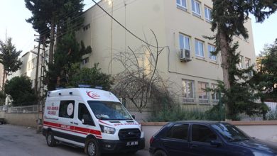 Adana'da bir okulda mahsur kalan 3 çocuktan biri, 2. kattan düşerek yaralandı
