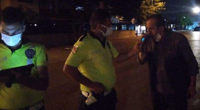 Alkollü sürücüden polislere güldüren tehdit: Ben sizin komiseri arayayım
