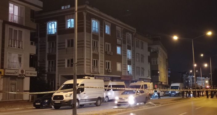 Anne ve oğluna ait cesetlerin bulunduğu odadaki 'Bomba düzeneği var yaklaşmayın' yazısı, ekipleri alarma geçirdi