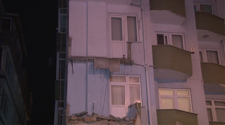 Avcılar’da 7 katlı bir binanın iki adet balkonu çöktü