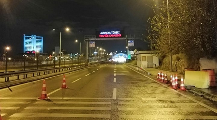 Avrasya Tüneli'nde araç yangını nedeniyle tüm şeritler trafiğe kapatıldı.