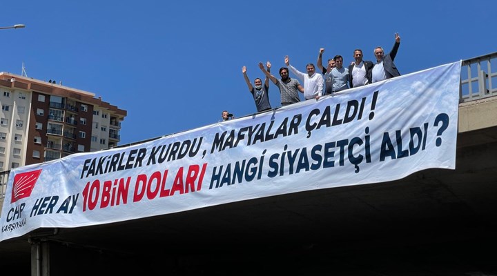 CHP’li Başarır bu kez İzmir’de pankart astı: “Fakirler Kurdu, Mafyalar Çaldı. Her ay 10 bin Doları hangi siyasetçi aldı?”