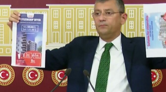 CHP’li Özgür Özel, ‘ev alana vatandaşlık bedava’ ilanlarıyla MHP’lilere yüklendi